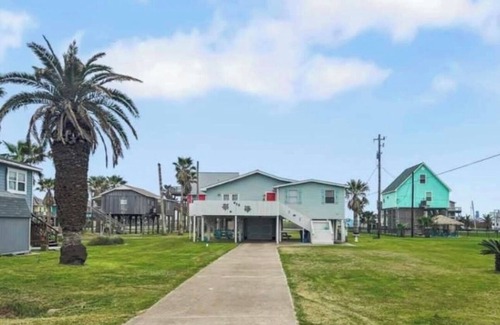 Surfside Beach House | Pet-Friendly Beach House w/Yard, Screened Porch & Walk to Beach!