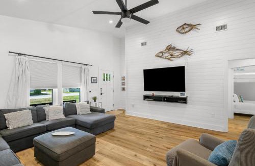 Port St. Joe House | Pet Friendly Beach House - 6th Street Retreat by Panhandle Getaways