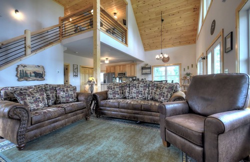 Ellijay Cabin | Pet-friendly cabin in Ellijay with a private hot tub, cozy firepit, and WiFi.