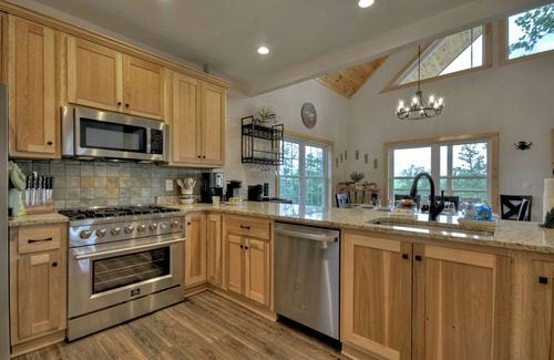 Ellijay Cabin | Pet-friendly cabin in Ellijay with a private hot tub, cozy firepit, and WiFi.