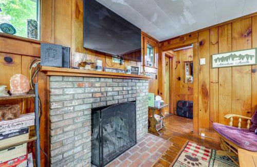 Maggie Valley House | Pet-Friendly Creekside Cabin with Pool Access!