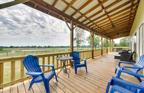 Golden House | Pet-Friendly Eagletown Home about 3 Mi to Kayaking!