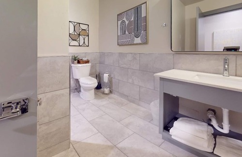 Angel Fire Hotel | Pet Friendly | Easy Access | Elk Horn Lodge 100