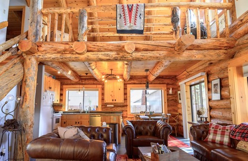 Oregon Water Wonderland Cabin | Pet Friendly, Fully Fenced, Luxury Log Cabin with Hot Tub near Sunriver!