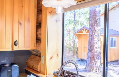 Oregon Water Wonderland Cabin | Pet Friendly, Fully Fenced, Luxury Log Cabin with Hot Tub near Sunriver!