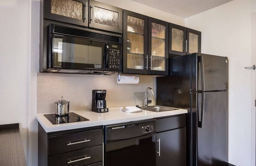Braintree Hotel | Pet-Friendly Getaway in Boston | Kitchens & Laundry | South Shore Plaza