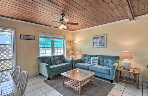 Emerald Isle House | Pet-Friendly Getaway - 1 Min Walk To Beach!