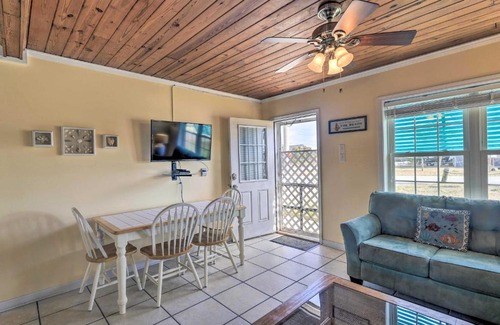 Emerald Isle House | Pet-Friendly Getaway - 1 Min Walk To Beach!