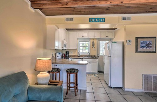 Emerald Isle House | Pet-Friendly Getaway - 1 Min Walk To Beach!