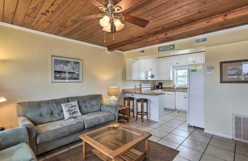 Emerald Isle House | Pet-Friendly Getaway - 1 Min Walk To Beach!