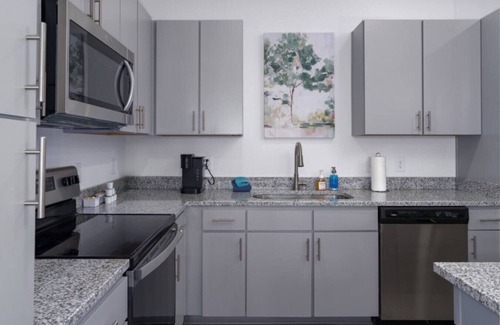 Pelham Apartment | Pet-Friendly Getaway with Pool & Gym