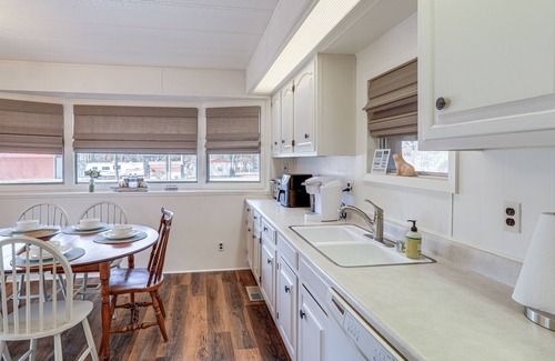 Higden House | Pet-Friendly Higden Getaway < 1 Mi to Marina!