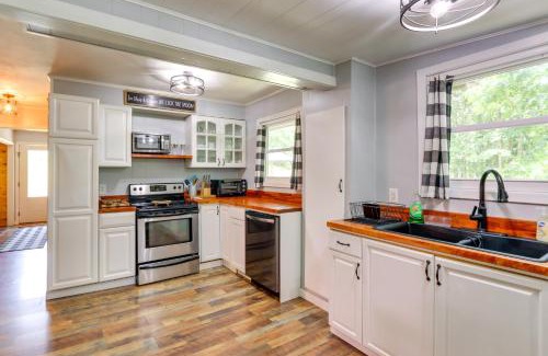 Murphy House | Pet-Friendly Murphy Home Grilling Deck and Fire Pit