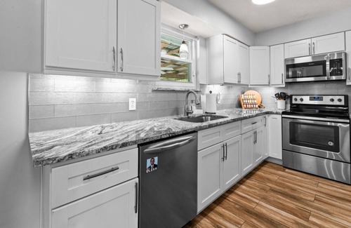 Golden Glades - The Woods House | Pet-Friendly Paradise | Pool Backyard Oasis 3BR
