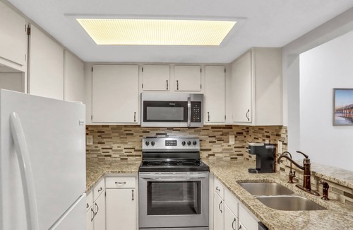 Golden Glades - The Woods House | Pet-Friendly Rental, Pool Table, 7 Min to Mayo Clinic!