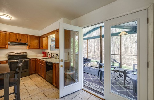 Roanoke House | Pet-Friendly Roanoke Home w/Fire Pit + Grill!