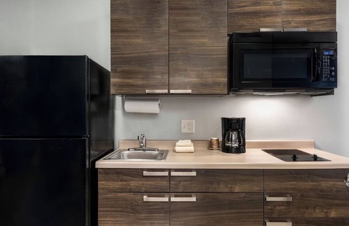 Midland Hotel | Pet-Friendly Room w/Kitchen & Convenient Access to Midland Attractions!