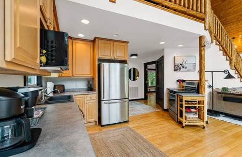 Fairview Cabin | Pet-friendly serene cabin with air hockey and fire pit