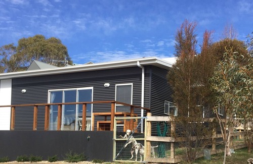 Jindabyne House | Pet Friendly, snow & lake views & walk to lakefront