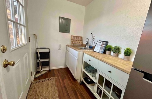 West Odessa Cabin | Pet-Friendly Tiny House | King Bed | Private Land