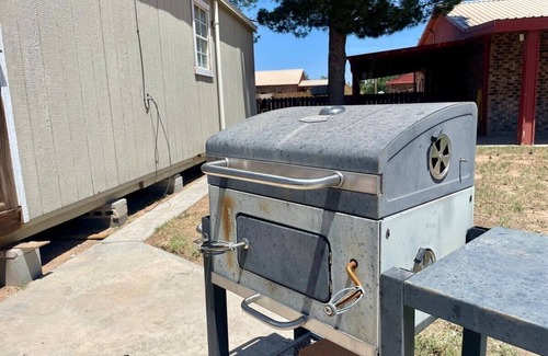West Odessa Cabin | Pet-Friendly Tiny House | King Bed | Private Land
