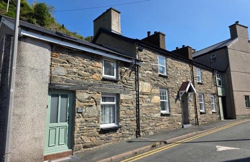 Tanygrisiau House | Pet friendly two bedroom cosy cottage