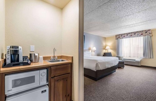 Palm Valley Hotel | Pet-Friendly Unit with Free Wifi, Free Parking, Pool, and Breakfast!