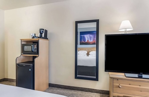 Palm Valley Hotel | Pet-Friendly Unit with Free Wifi, Free Parking, Pool, and Breakfast!