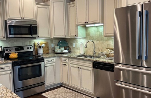 Epworth Acres House | Pet friendly with community pool!