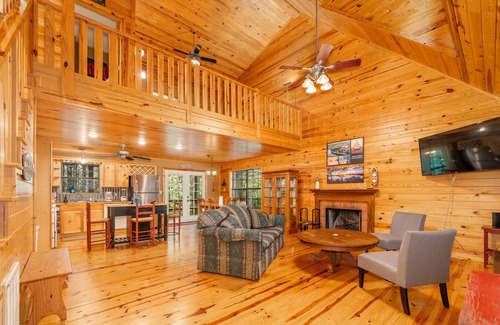 Bonnerdale Cabin | Pet Friendly - Wooded Cabin - Hot Tub - Fireplace