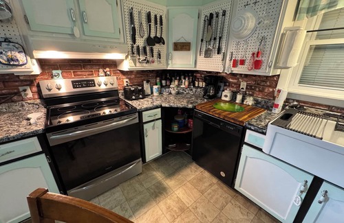 Monroe House | Pet’s stay Free! Hot tub Getaway.