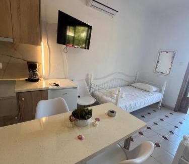 Melissopetra Apartment | PetrosStudios