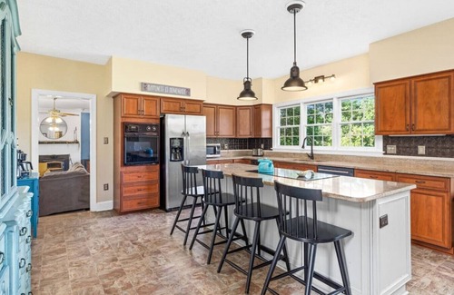 Lakeview House | Pets? YES! Hot Tub ★ Gym ★ Firepit ★ Game Room ★ Path to Winery