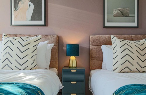 Milton Keynes House | Petworth House - Central Milton Keynes - Smart TVs, Pool Table, Garden and Free Parking by Yoko Property