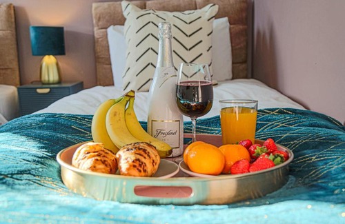 Milton Keynes House | Petworth House - Central Milton Keynes - Smart TVs, Pool Table, Garden and Free Parking by Yoko Property