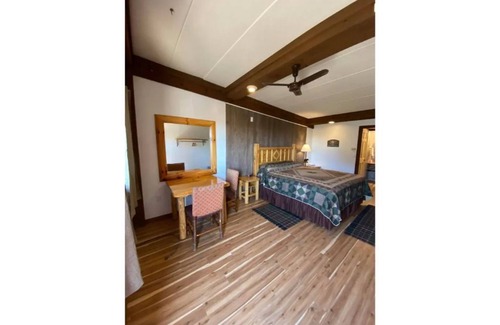 Phelps Hotel | Phelps Lakeview Lodge King Room #2 - Pet Friendly