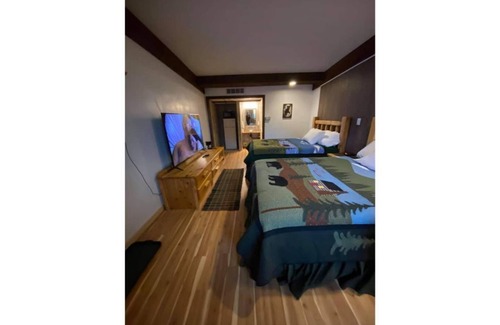 Phelps Hotel | Phelps Lakeview Lodge Room #1 - Pet Friendly