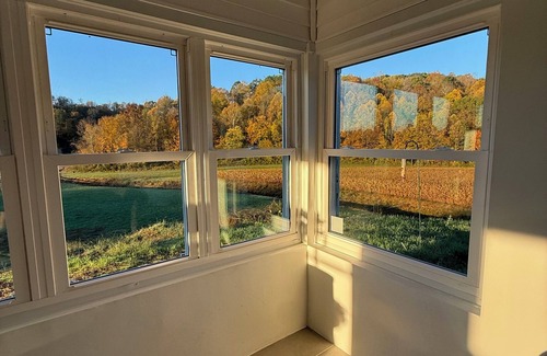 West Columbia House | Pickett’s Place-Modern Country Farmhouse with Rustic Charm, minutes from town.