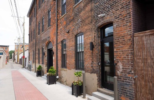 Covington Apartment | Pickle Factory Hotel—1BR Historic Downtown/Parking