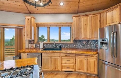 Williams House | Pickleball Retreat| Stargazing| Jacuzzi| Game Room