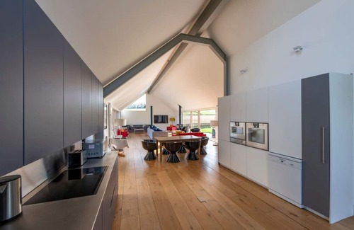 Westhill Cabin | Picturesque log cabin and garden
