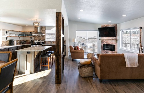 Fort Collins House | Picturesque Retreat at Horsetooth Reservoir with a King bed