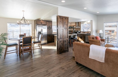 Fort Collins House | Picturesque Retreat at Horsetooth Reservoir with a King bed