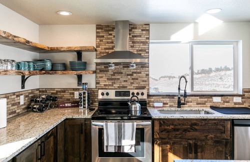 Fort Collins House | Picturesque Retreat at Horsetooth Reservoir with a King bed