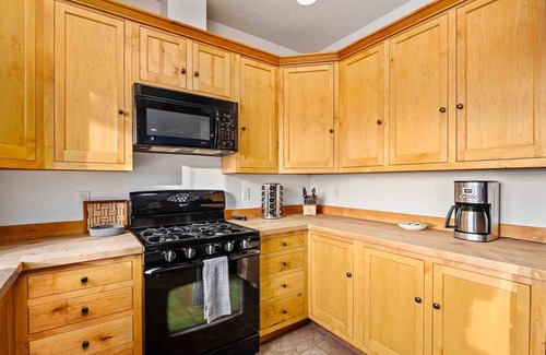 Newberg House | Picturesque Vineyard and Valley Views, Quiet and Private Setting, Huge Deck, *Complimentary Wine*