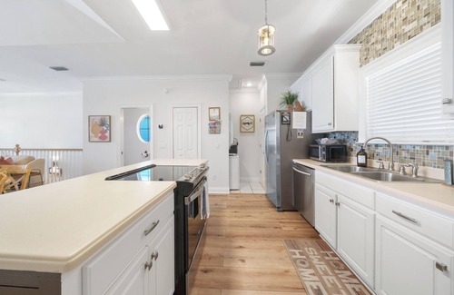 Lullwater Beach Cottage | Pier Park only 50 Steps to the beach! Pet friendly. Ocean View.