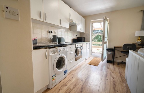 High Wycombe House | Pierocks Grove Entire house, Free Parking & WI-F