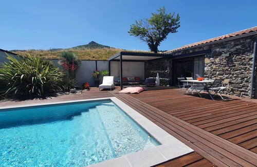 Saint-Vincent-de-Barres Apartment | Pierre Plantée: Nature and heated pool