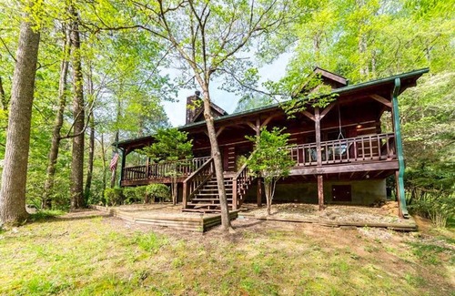 Gatlinburg - Pigeon Forge Apartment | Pigeon Forge Cabin Game Room Dog Friendly Hot Tub