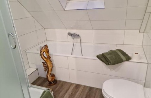 Madfeld Apartment | Pilgrims "Rosalie" große Fewo mit 3 Schlafzimmern, 1Bad, 2 WC, Balkon, fast Internet